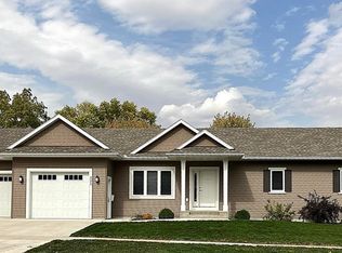 325 E 8th St, Blue Earth, MN 56013