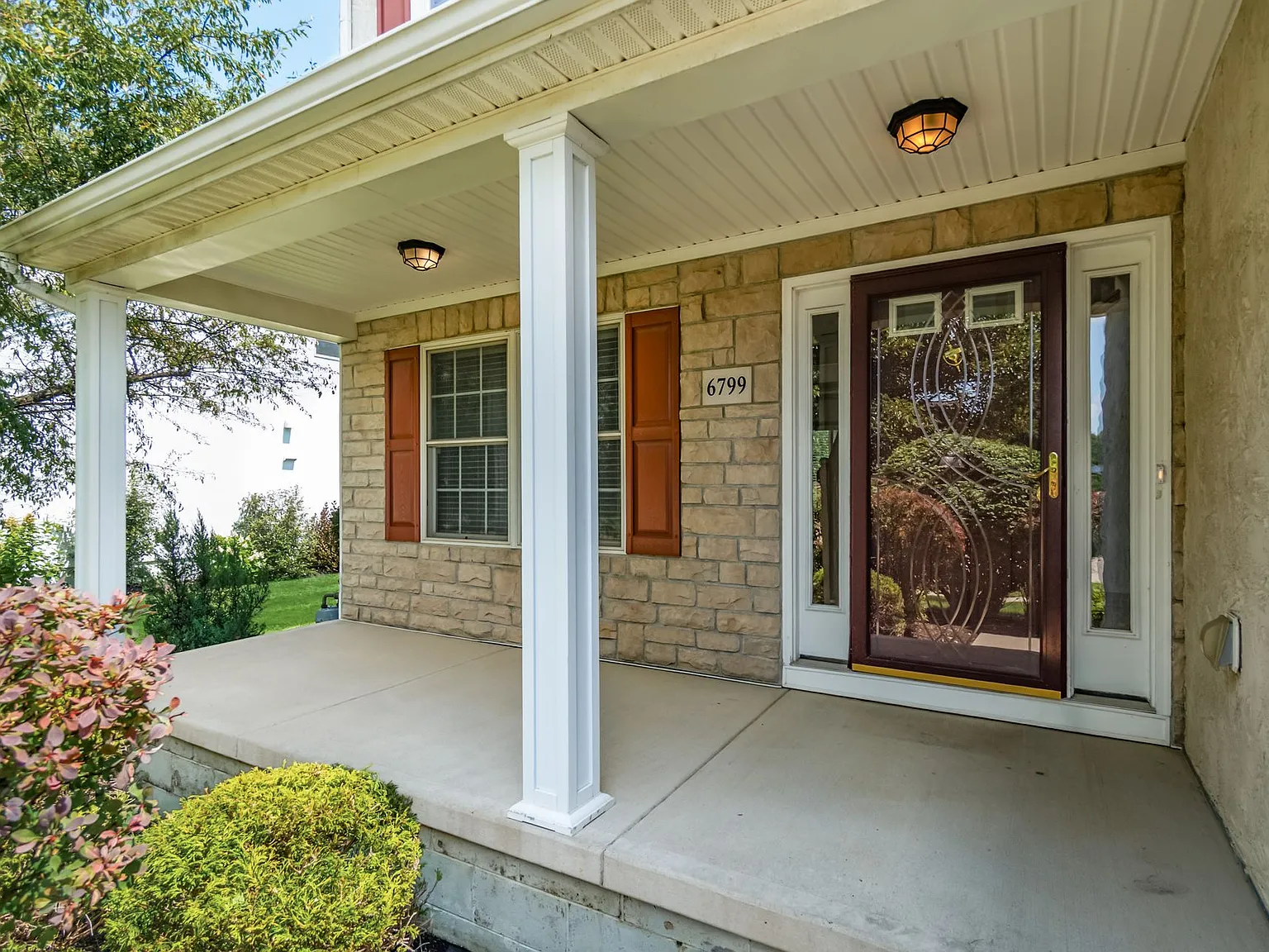 4 bed, 2.5 bath, 2700 sqft, $3,199 — Photo 3
