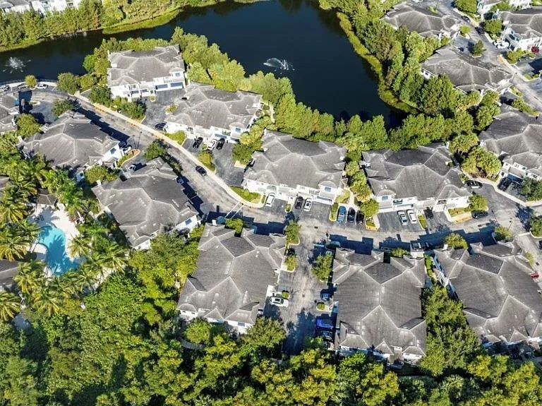 The Hamptons at Palm Beach Gardens Apartments — Photo 30