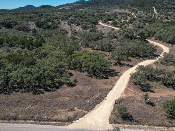 3049 N Little Creek Rd, Utopia, TX 78884