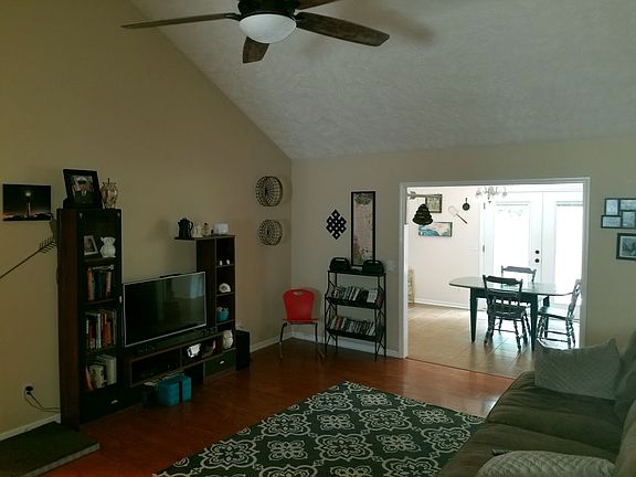 5th image of 251 Ross Ct