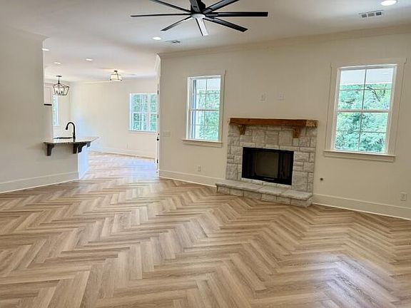 5th image of 135 Willett Dr