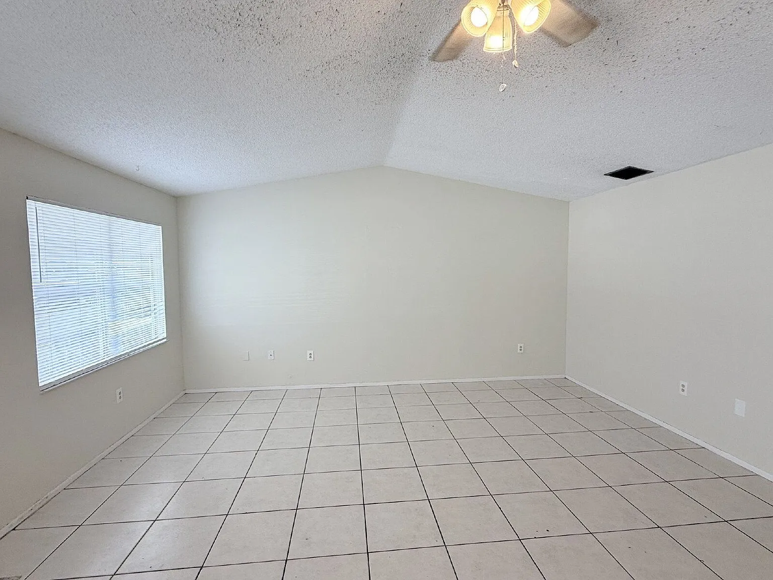 3 bed, 2.0 bath, 1092 sqft, $1,695 — Photo 2