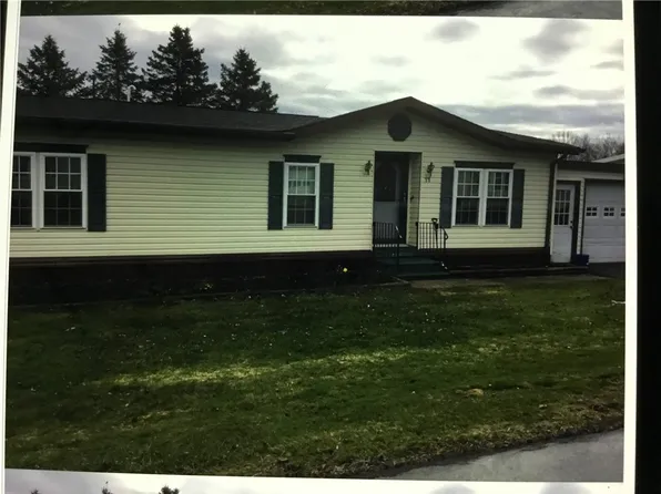 11 Hilltop Dr, Bergen, NY 14416