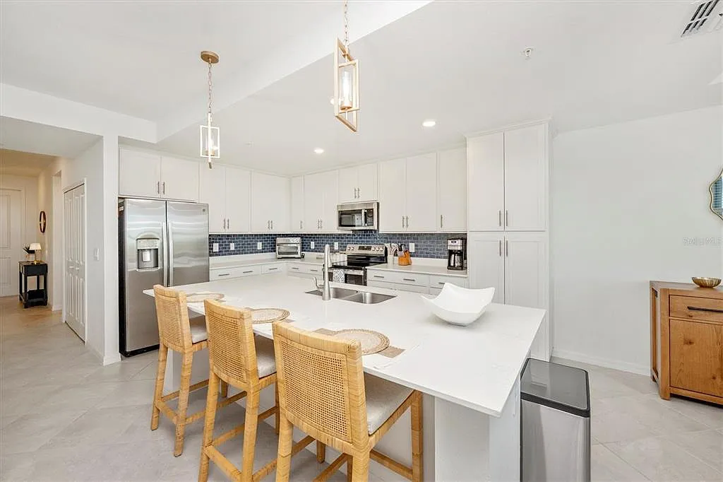2 bed, 2.0 bath, 1154 sqft, $5,500 — Photo 3