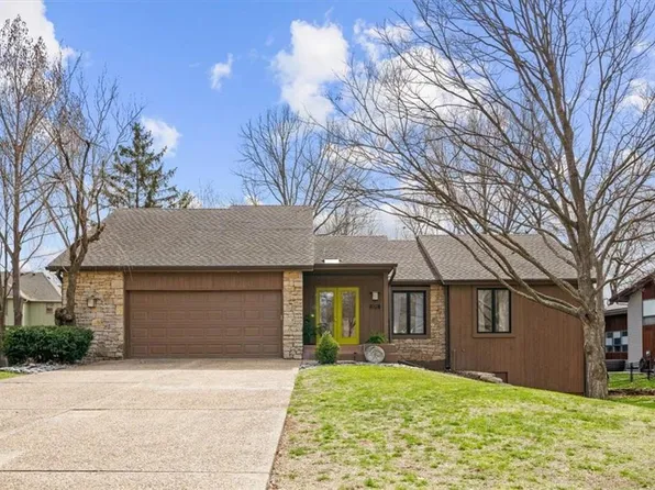 12702 Wenonga Ln, Leawood, KS 66209