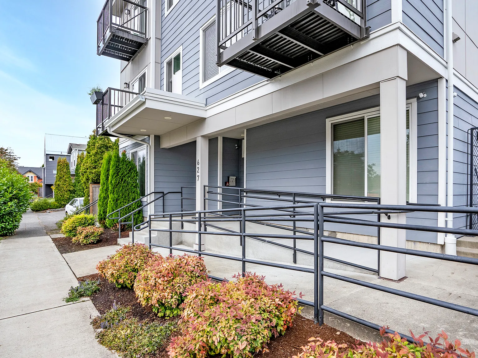 627 N Fife St — Photo 3