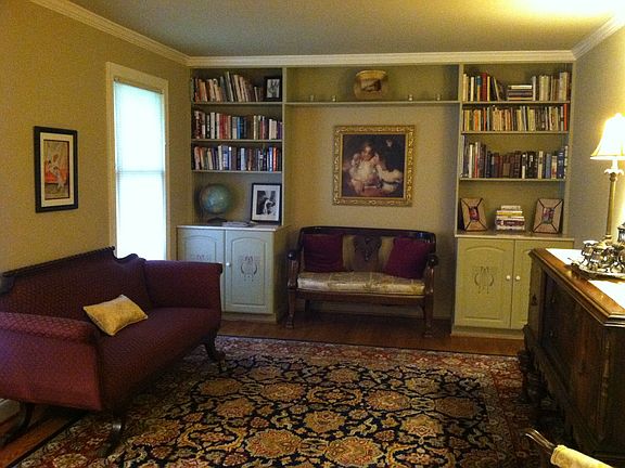 Living room/library