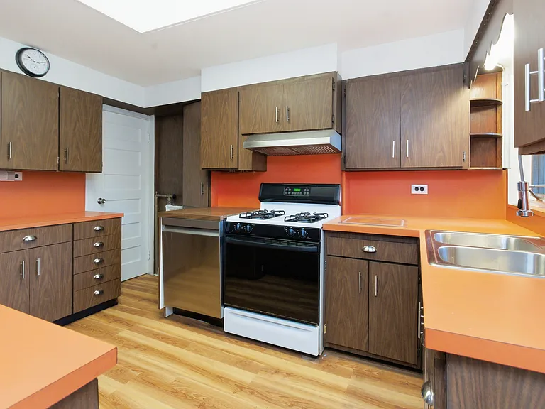 82 Quinby Ave — Photo 5