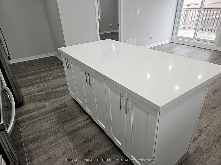 3392 Lake Shore Blvd W — Photo 4