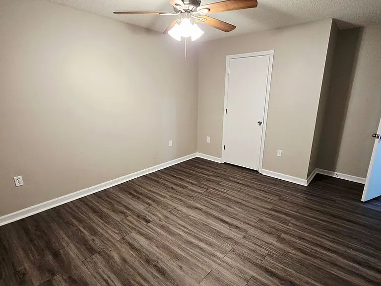 Country Shores Apartments — Photo 57