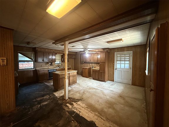 3rd image of 737 Blueberry Ln