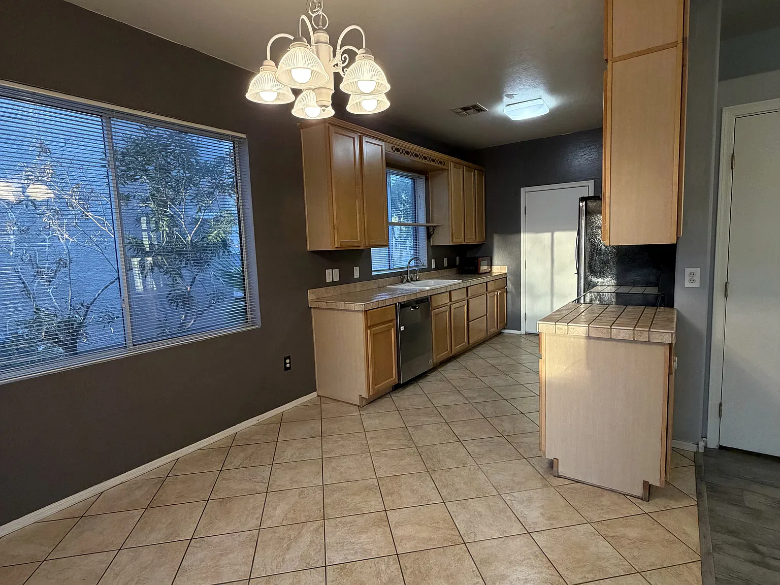 3 bed, 2.5 bath, 1616 sqft, $2,025 — Photo 3