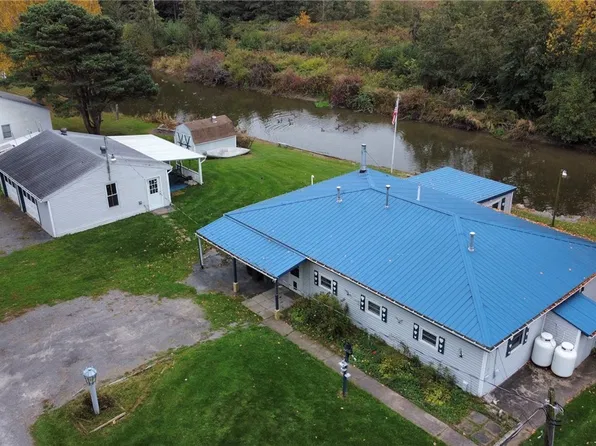 12596 Cape Dr, Lyndonville, NY 14098