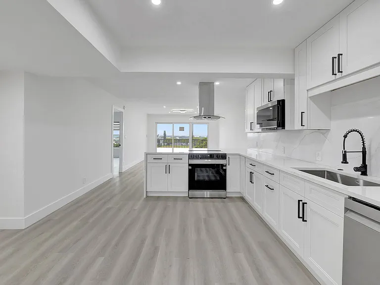 3050 N Palm Aire Dr #704 — Photo 5