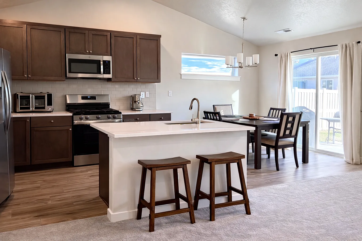 3 bed, 1408 sqft, $2,449 — Photo 3