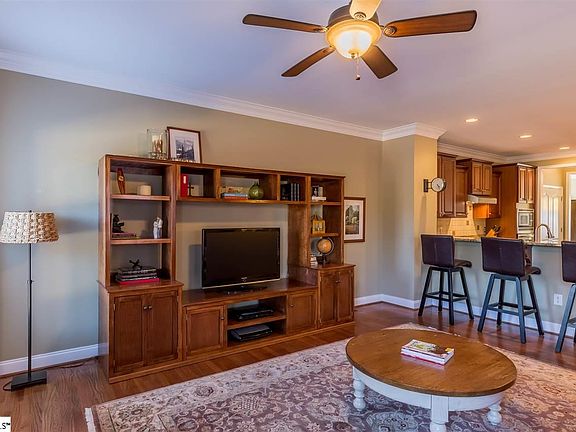 5th image of 306 Moss Wood Cir
