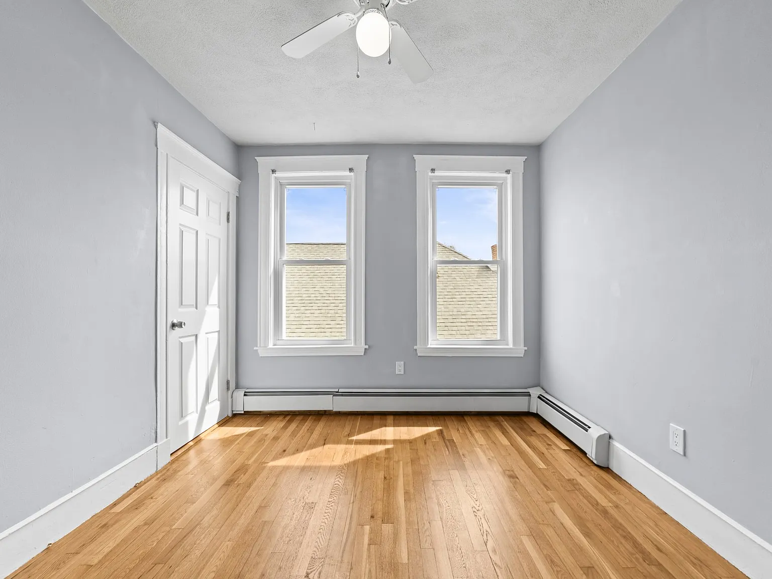 3 bed, 1300 sqft, $3,695 — Photo 1