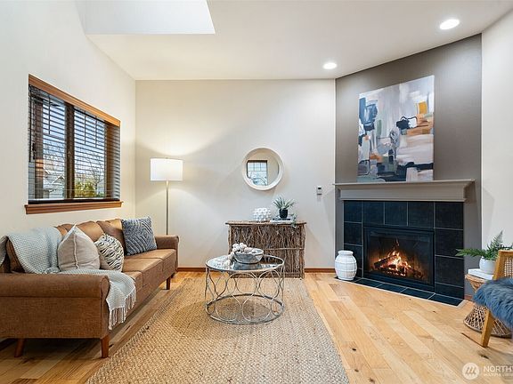 5th image of 25794 Arklow Place NE