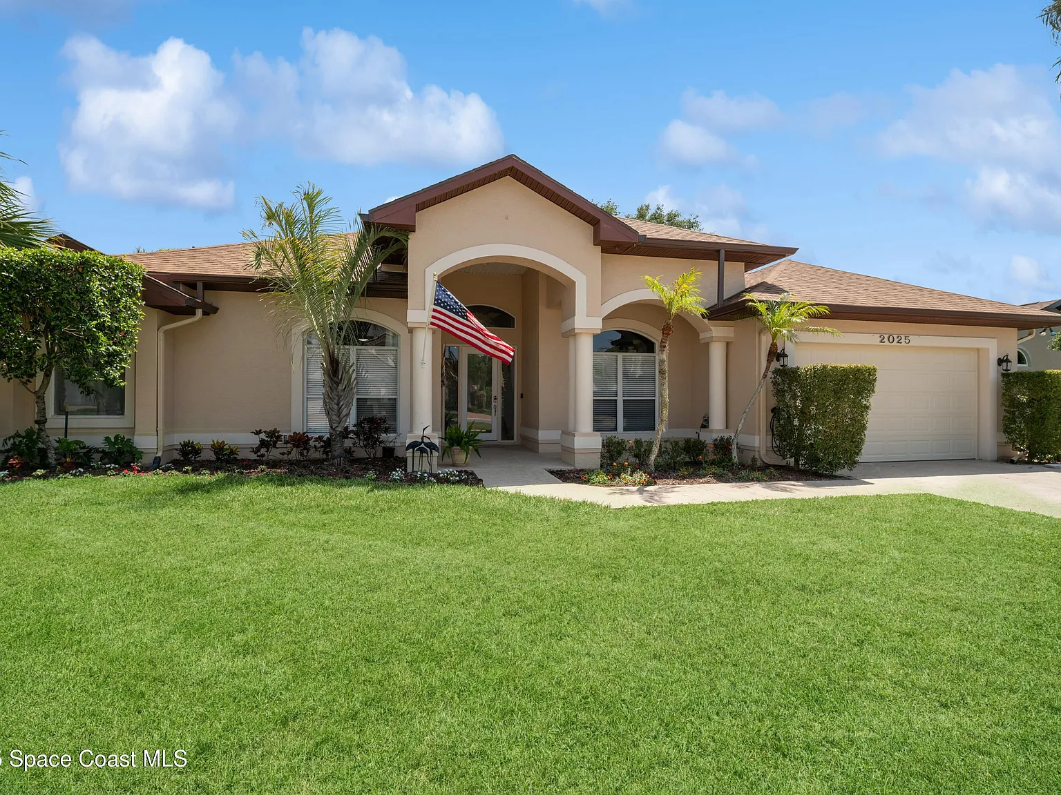 4 bed, 2.5 bath, 2416 sqft, $4,500 — Photo 1