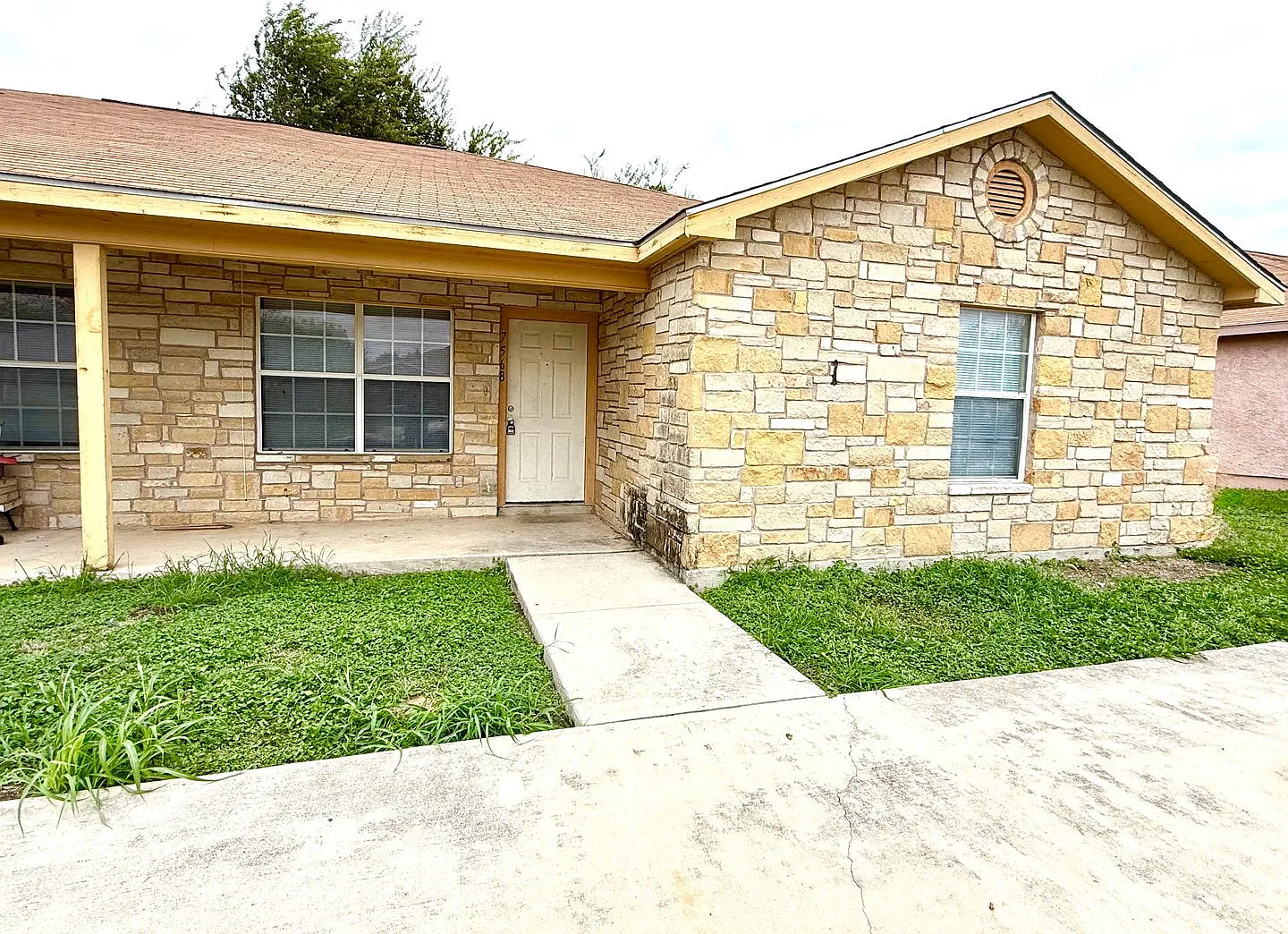 Charming 3-Bedroom, 2-Bath Duplex with a Fenced Backyard & Walk-In Closet! — Photo 1