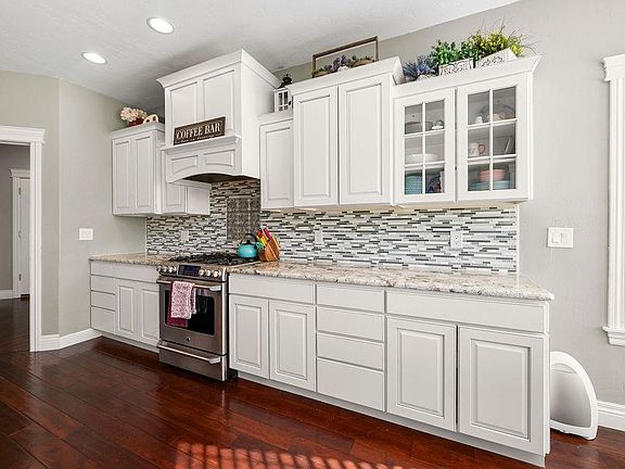 5th image of 858 Saint Peppin Dr