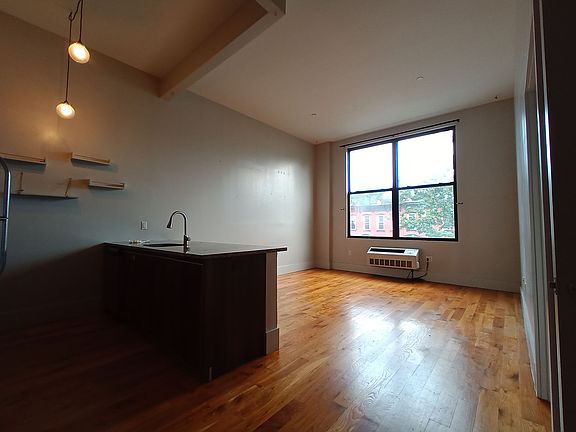 4th image of 41 Kosciuszko St APT 207