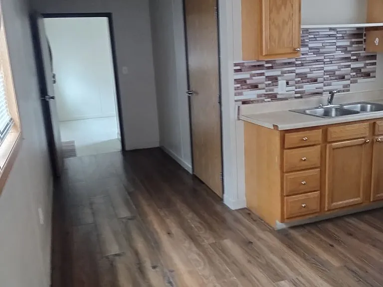 317 E Smith St — Photo 8