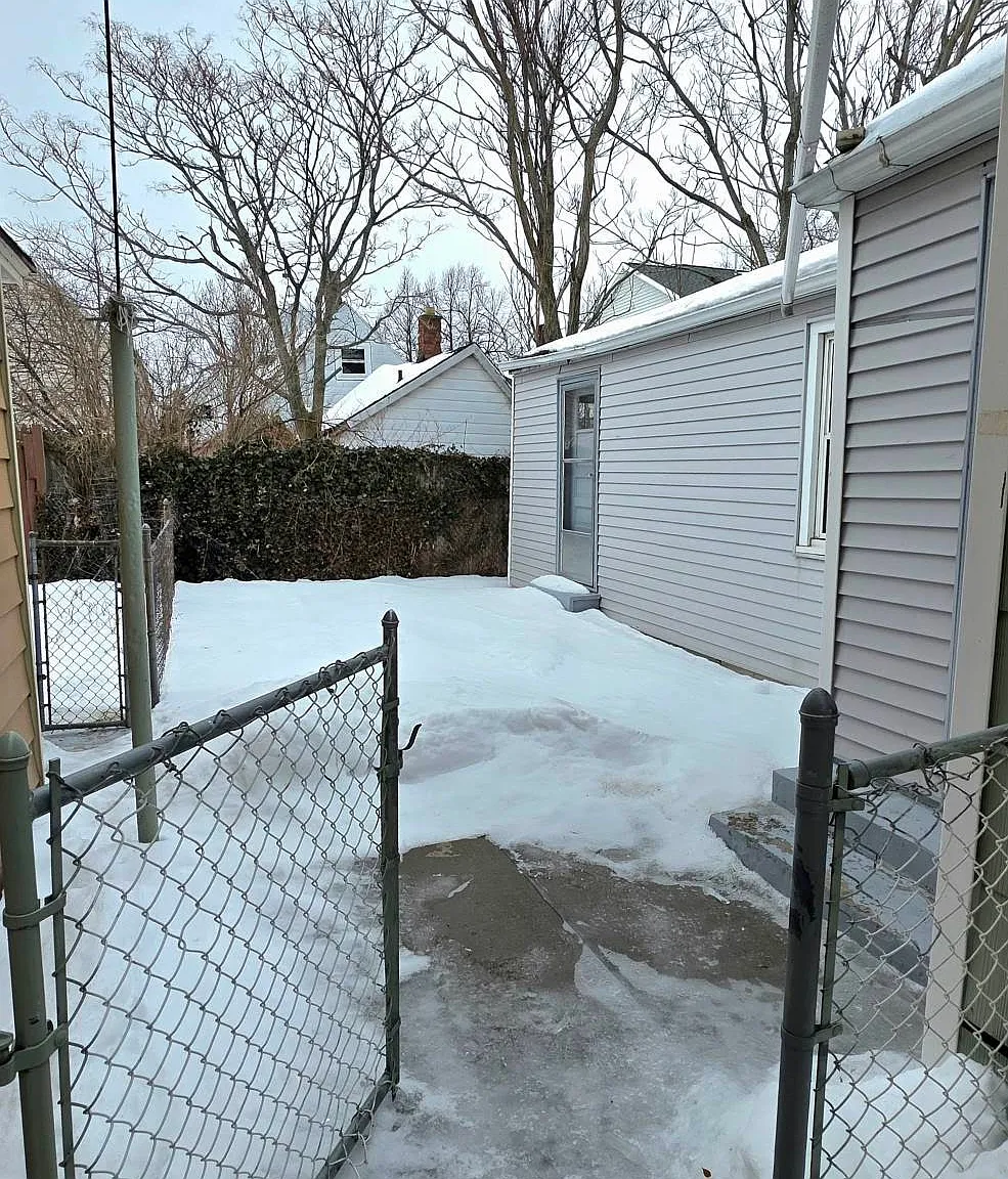 118 Rother Ave — Photo 2