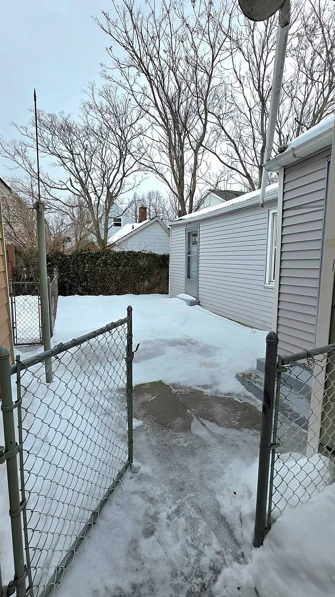 Building Photo - 118 Rother Ave #2