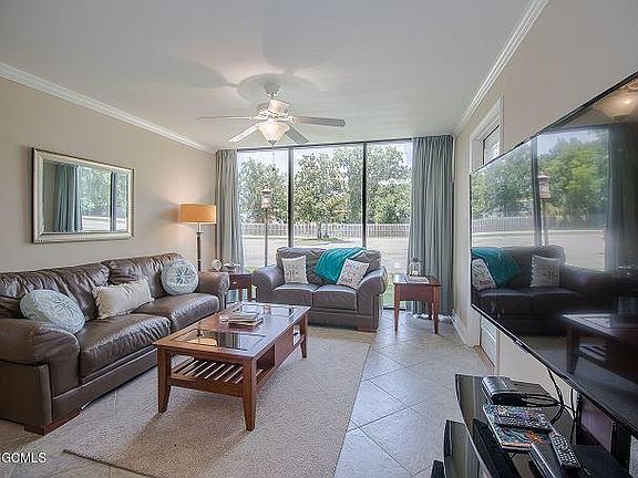 2nd image of 2046 Beach Blvd