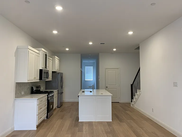1009 Rockrose Dr — Photo 2