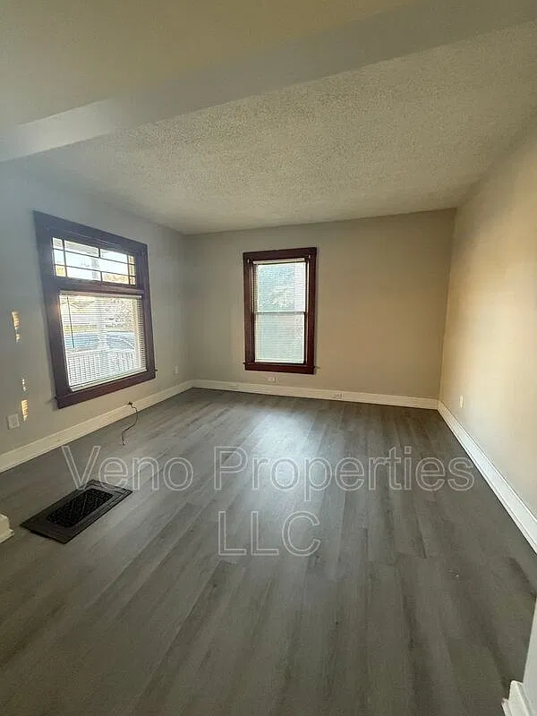 3 bed, 1.0 bath, 1168 sqft, $1,800 — Photo 4
