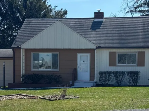 906 Strock Dr, Chambersburg, PA 17202