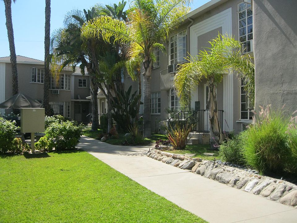 1st image of 1427 N Hayworth Ave #B