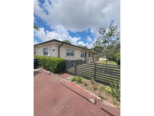 1052 SW 79th Ave Photo 1