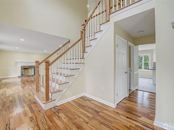 3rd image of 50 Saratoga Dr