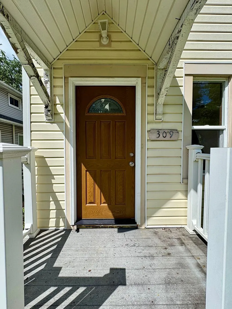 Charming 2 Bed 2 Bath Home with Hardwood Floors Throughout! — Photo 4