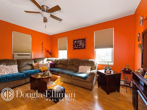 5th image of 304 Pacific Ave