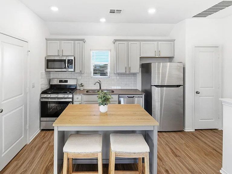 160 Rioja Garage Apartment Kyle Ter #GARAGE — Photo 16