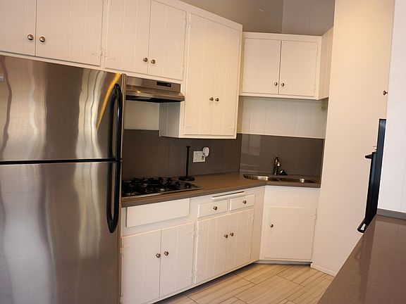 5th image of 3117 Manhattan Ave #A