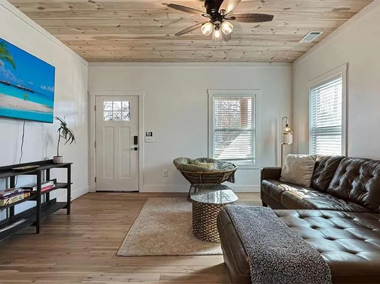 360 Prince Dr — Photo 3