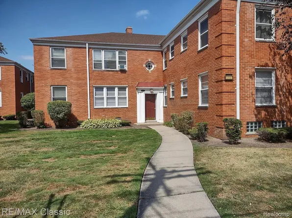 21519 Kingsville St, Harper Woods, MI 48225