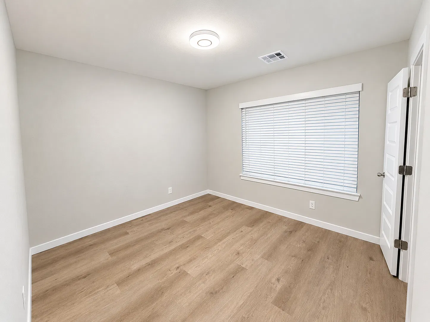 5 bed, 2034 sqft, $2,545 — Photo 4