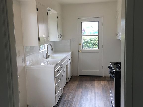 5th image of 221 College Dr