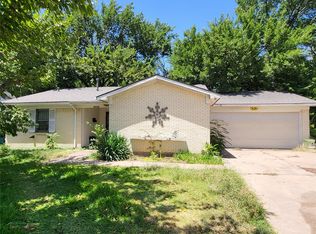 6712 Robindale Rd, Forest Hill, TX 76140