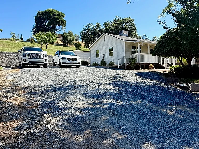 1201 Plum Tree Ln — Photo 2