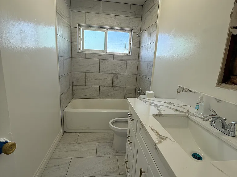 5333 Riverton Ave — Photo 6