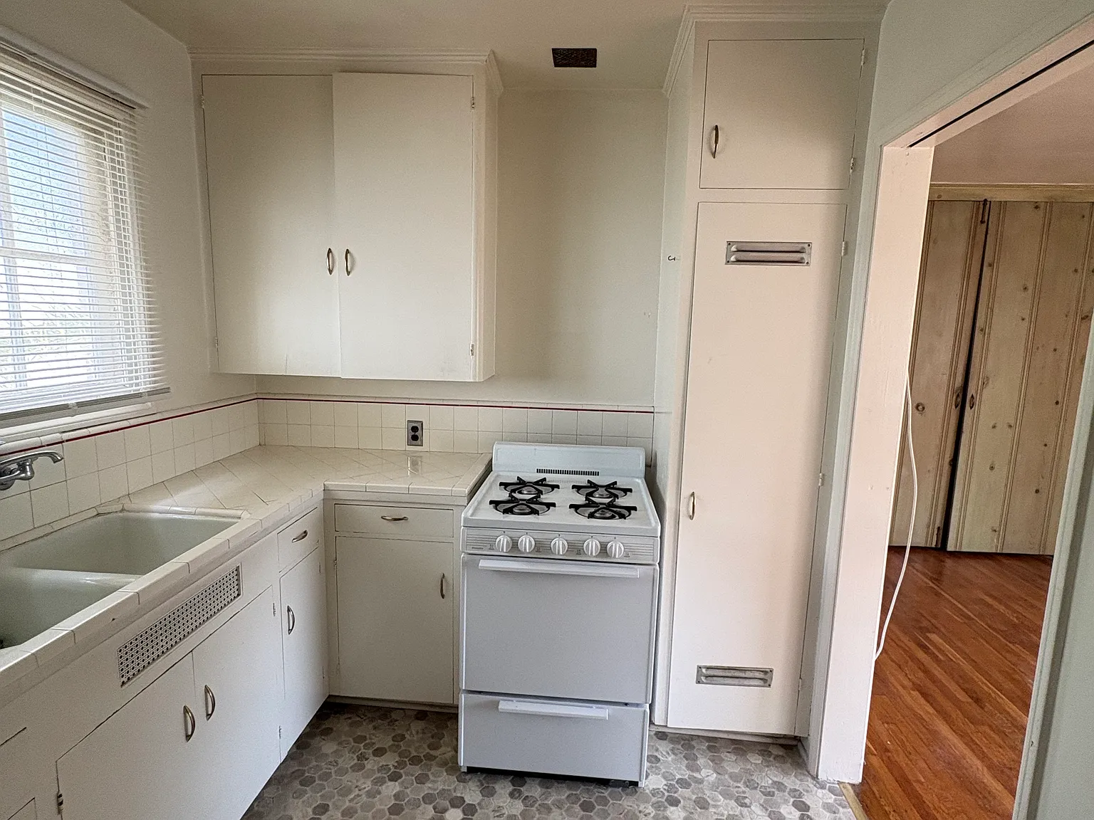 Studio, $2,100 — Photo 2