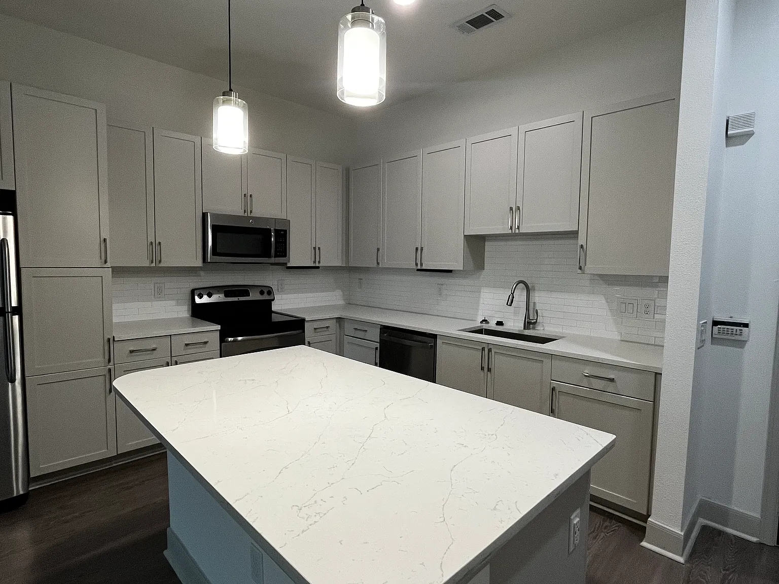 1 bed, 740 sqft, $1,727 — Photo 1